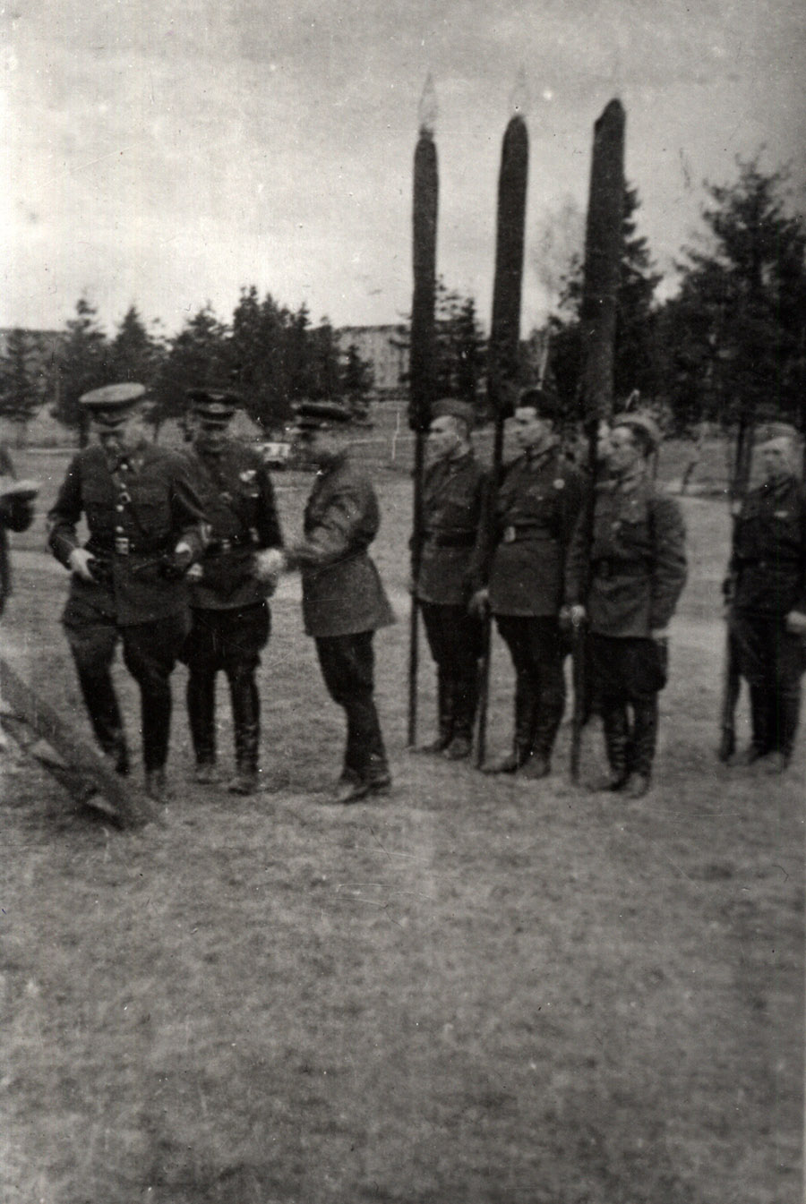 Вруение знамени Глазков В. А. поднимается  на трибуну май 1942